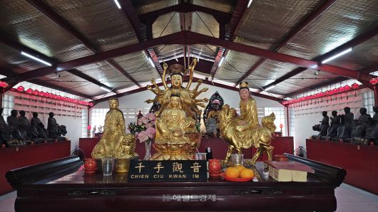 금덕원 2층 법당의 천수관음상