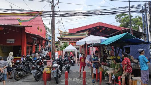 자카르타 북부 글로독 지역 차이나타운의 불교 사찰 금덕원