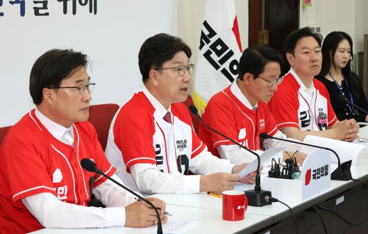 국민의힘 권성동 공동선거대책위원장(왼쪽 두번째)이 29일 국회에서 기자간담회를 열고 더불어민주당 이재명 대선후보가 경기지사 시절 경기 시흥시 거북섬 소재 인공서핑장인 ‘웨이브파크’를 조성한 것을 두고 상가 공실 피해 등을 지적하며 추가 공약 발표를 하고 있다. <연합>