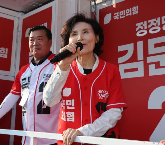 국민의힘 김문수 대선 후보의 배우자 설난영 여사가 울산시 남구 수암시장 앞에서 유세차에 올라 지지를 호소하고 있다. <연합>