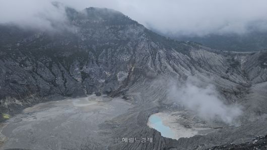 반둥의 활화산 탕쿠반 프라후 산