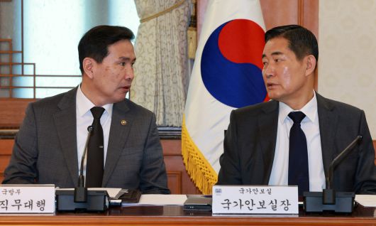신원식(오른쪽) 국가안보실장과 김선호 국방부 장관 직무대행이 정부서울청사에서 이주호 대통령 권한대행 부총리 겸 교육부 장관 주재로 열린 긴급 국가안전보장회의(NSC)에서 대화를 나누는 모습. [연합]