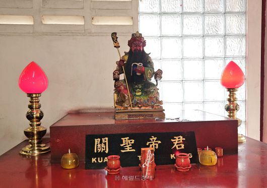 금덕원 2층 법당의 관우 장군