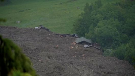 28일(현지시간) 발생한 대규모 산사태로 스위스 발레주 블라텐 마을 90%가 매몰됐다. [로이터]