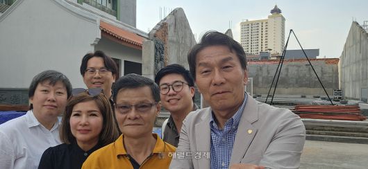 인도네시아 자카르타의 불교 사찰 금덕원을 방문한 정용식 ㈜헤럴드 상무(맨 오른쪽)와 금덕원 관리 책임자(오른쪽 세번째) 모습