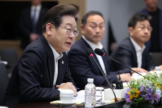 이재명(왼쪽) 더불어민주당 후보가 지난달 28일 경기 이천시 SK하이닉스 이천캠퍼스에서 열린 AI 메모리반도체 기업간담회에서 인사말을 하고 있다. [연합]