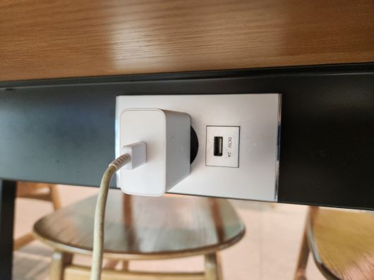 서울 시내 한 카페에 있는 USB 충전 포트. 고재우 기자