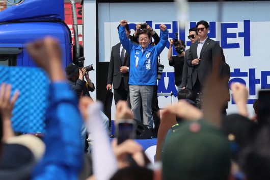 이재명 더불어민주당 대선 후보가 열세 지역으로 분류되는 강원과 충북 지역의 표심 공략에 나선 30일 춘천시 춘천역광장에서 열린 집중유세에서 연설을 마친 뒤 시민들에게 인사하고 있다. [연합]