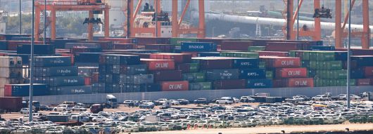 인천 중구 인천 선광남항야적장에 수출 대기중인 중고차량과 컨테이너가 가득 정리되어 있다.  [헤럴드 DB]