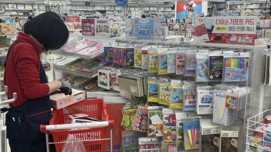 5일 다이소 여의도점에서 직원이 물품을 정리하고 있다. 신현주 기자