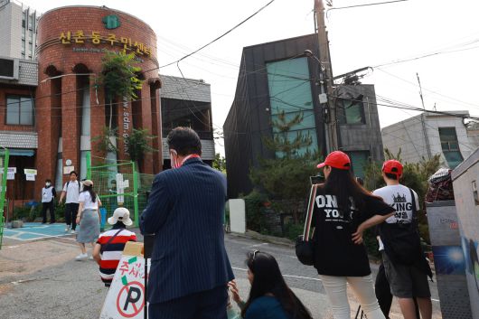 21대 대통령 선거 사전투표 둘째날인 30일 서울 서대문구 구 신촌동주민센터에 마련된 신촌동사전투표소에서 부정선거를 주장하는 시민들이 스마트폰으로 영상을 촬영하고 있다. 전날 이 투표소에서 투표용지가 외부로 반출되는 일이 발생해 중앙선거관리위원회가 관리부실 책임을 인정하며 대국민 사과문을 발표한 바 있다. [연합]