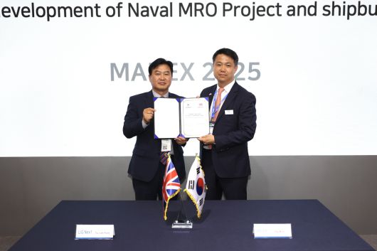 29일 국제해양방위산업전(MADEX 2025) 전시회 현장에서 박태식 LIG넥스원 미사일시스템사업부문장과 일기 킴 밥콕 마린 최고영업책임자가 협력합의서를 체결하고 있다. [LIG넥스원 제공]
