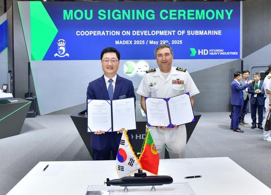 주원호 HD현대중공업 특수선사업대표(왼쪽), 페르난도 피레스 포르투갈 해군 물자본부장(오른쪽)이 부산 벡스코에서 열린 ‘MADEX 2025’에서 MOU를 체결하고 있다. [HD현대중공업 제공]