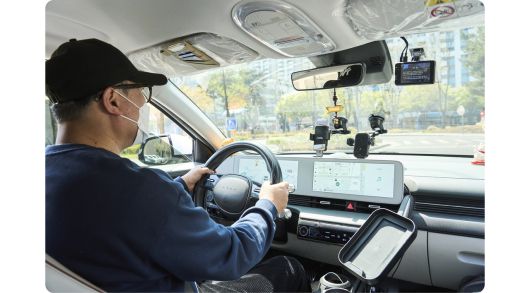 ‘아이오닉 5’ 차주 이영흠 씨가 운전을 하고 있다. [현대차 제공]