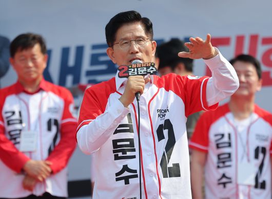 김문수 국민의힘 대선 후보가 29일 경기 안산시 안산문화광장에서 시민들에게 지지를 호소하고 있다. [연합]