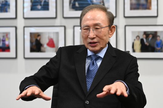 이명박 전 대통령이 2월 17일 서울 서초구 청계재단을 찾은 권성동 국민의힘 원내대표와 대화하고 있다.  [연합]