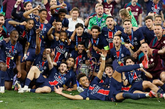 이강인 등 파리 생제르맹 선수들이 1일(한국시간) 독일 뮌헨의 알리안츠 아레나에서 열린 2024-2025 유럽 챔피언스리그에서 우승한 뒤 기념촬영을 하고 있다.  [게티이미지]