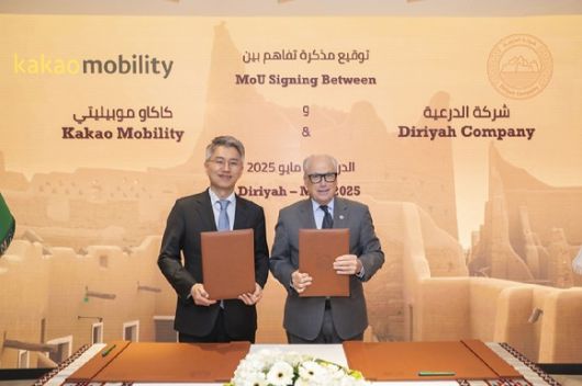 지난 5월 26일 사우디아라비아 디리야 게이트 개발청에서 류긍선(왼쪽) 카카오모빌리티 대표와 제리 인제릴로 디리야컴퍼니 그룹 최고경영자(CEO)가 디리야 내 플랫폼 중심 이동 경험 제공을 목표로 ‘미래 모빌리티 서비스 공동 개발을 위한 업무협약(MOU)’을 체결하고 있다. [카카오모빌리티 제공]