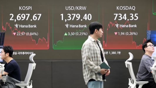 30일 서울 중구 하나은행 본점 딜링룸에서 딜러들이 업무를 보고 있다. [연합]