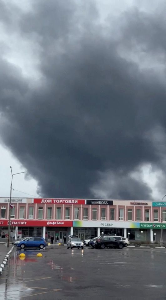 1일(현지시간) 러시아 무르만스크 지역에서 우크라이나의 드론 공격으로 연기가 피어오르고 있다. [로이터]