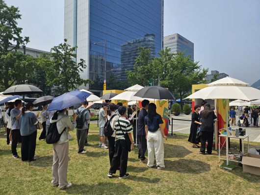 1일 서울 광화문 서울마당에서 열린 ‘위어스(WEarth) 지구의 목소리’ 캠페인에 참여하기 위해 시민들이 줄 서 있다. 김광우 기자.