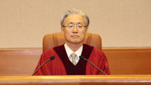 김형두 헌법재판소장 권한대행이 지난 5월 서울 종로구 헌법재판소 대심판정에서 ‘아청법 전과자 택시기사 자격 취소’ 헌법소원 심판 선고를 위해 입장한 뒤 착석해 있다.[연합]