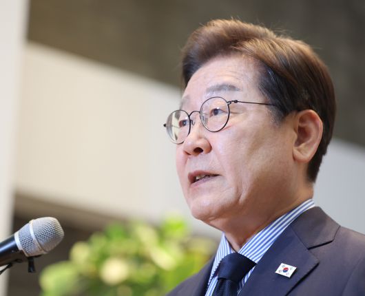 이재명 더불어민주당 대선 후보가 2일 경기 성남시 수정구 성남주민교회에서 기자회견을 하고 있다. [연합]