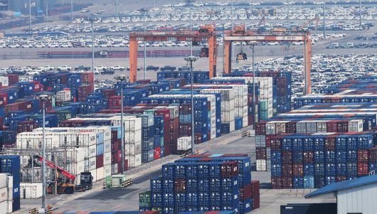 사진은 1일 경기도 평택항에 컨테이너가 쌓여 있는 모습 [연합]