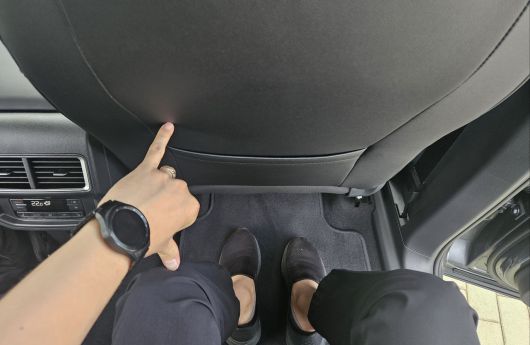 폭스바겐 ‘더 뉴 아틀라스’ 2열에 앉았을 때 성인 남성 한뼘 수준의 무릎공간이 남는다. 서재근 기자