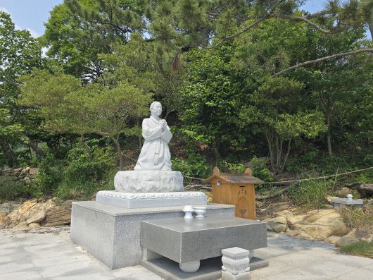 투표하러 우리 어부 들어왔으니, 오늘은 나라발전 기원. 소등섬의 기도하는 여인 석상