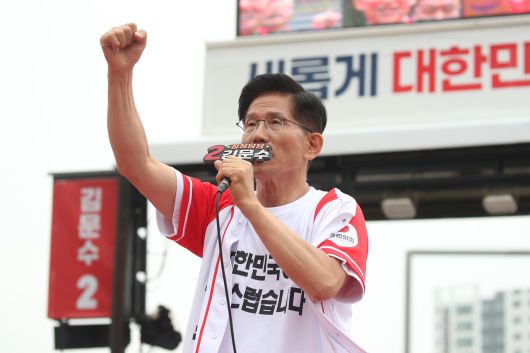 김문수 국민의힘 대선 후보가 제21대 대통령선거 선거일을 하루 앞둔 2일 동대구역 광장에서 시민들에게 지지를 호소하고 있다. 2025.6.2 [공동취재]