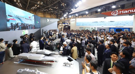 지난 5월 28일 부산 해운대구 벡스코에서 개막한 2025 국제해양방위산업전(MADEX·마덱스)에서 관람객들이 HD현대 부스를 관람하고 있다. [연합]