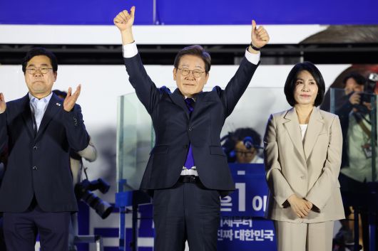 이재명 제21대 대통령이 4일 새벽 서울 여의도 국회 인근에서 당 주최로 열린 국민개표방송 행사에 참석해 엄지손가락을 치켜들며 인사하고 있다. [연합]