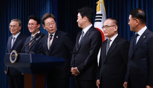 이재명 대통령이 4일 서울 용산 대통령실 청사에서 열린 새 정부 첫 인사 발표를 하고 있다.    왼쪽부터 이종석 국가정보원장 후보자, 김민석 국무총리 후보자, 이 대통령, 강훈식 대통령비서실장, 위성락 안보실장, 황인권 대통령경호처장. <연합>