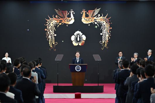 이재명 제21대 대통령이 4일 오전 서울 여의도 국회 로텐더홀에서 열린 대통령 취임선서식에서‘국민께 드리는 말씀’을 전하고 있다. 이상섭 기자