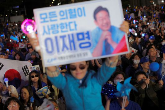 지지자들이 3일 밤 이재명 후보의 당선이 유력시되자 국회 앞에 모여 환호하고 있다. [로이터]