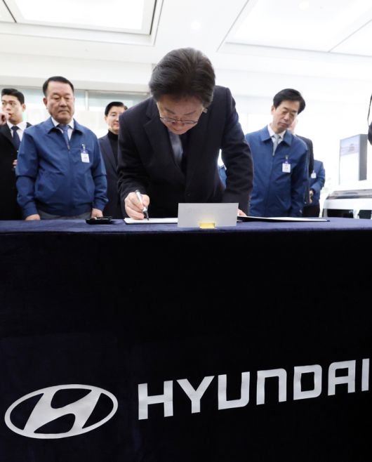 이재명 대통령이 지난 2월 충남 아산시 현대자동차 아산공장을 방문한 뒤 방명록을 작성하고 있다. [연합]