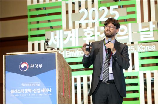 패트릭 슈뢰더 채텀하우스 선임연구원이 4일 제주국제컨벤션센터에서 열린 플라스틱 정책·산업 토론회에서 ‘플라스틱 순환 경제에 대한 국제 동향’을 소개하고 있다.[환경부 제공]