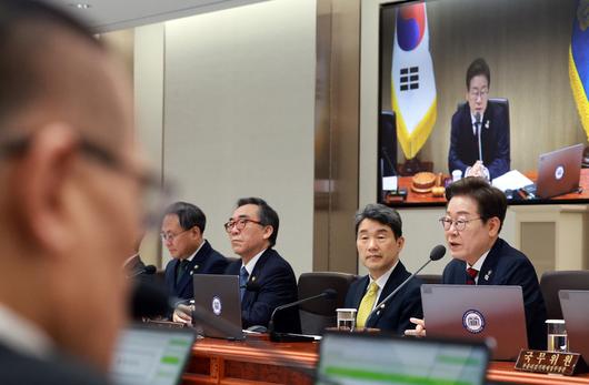 이재명 대통령이 5일 서울 용산 대통령실 청사에서 열린 국무회의를 주재하고 있다. [연합]