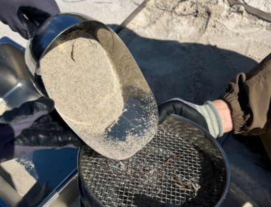 제주 해변의 모래를 채취하고 있다.[그린피스 제공]