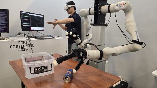 ‘ETRI 컨퍼런스 2025’에서 공개한 전방위 촉각 감지 로봇 핸드.[ETRI 제공]