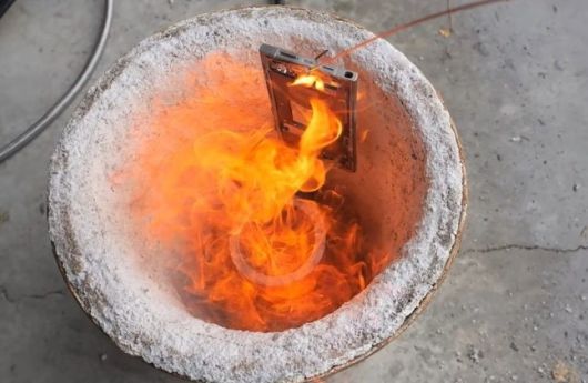 갤럭시 S24 울트라 티타늄 프레임을 용광로 속에 집어넣어 내구성을 실험하고 있다. [유튜브 ‘제리릭에브리싱’ 갈무리]