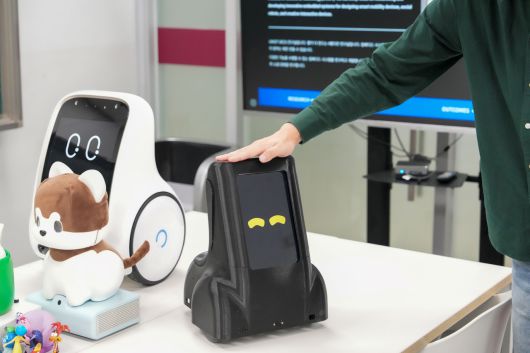 부드럽게 쓰다듬었을 때 로봇이 기쁨을 표현하는 장면.[UNIST 제공]