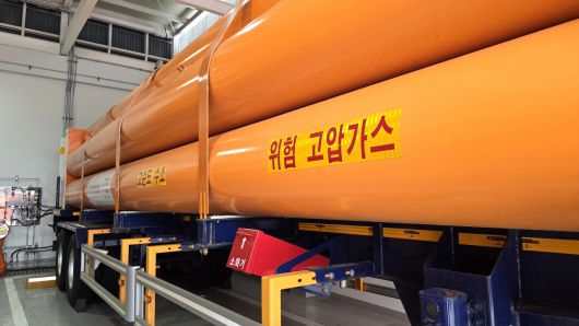 제주시 구좌읍에 위치한 ‘풍력e 활용 그린수소 생산기지’에서 생산된 그린수소는 튜브 트레일러에 담겨 함덕 수수충전소로 운반된다.[사진-공동취재단]