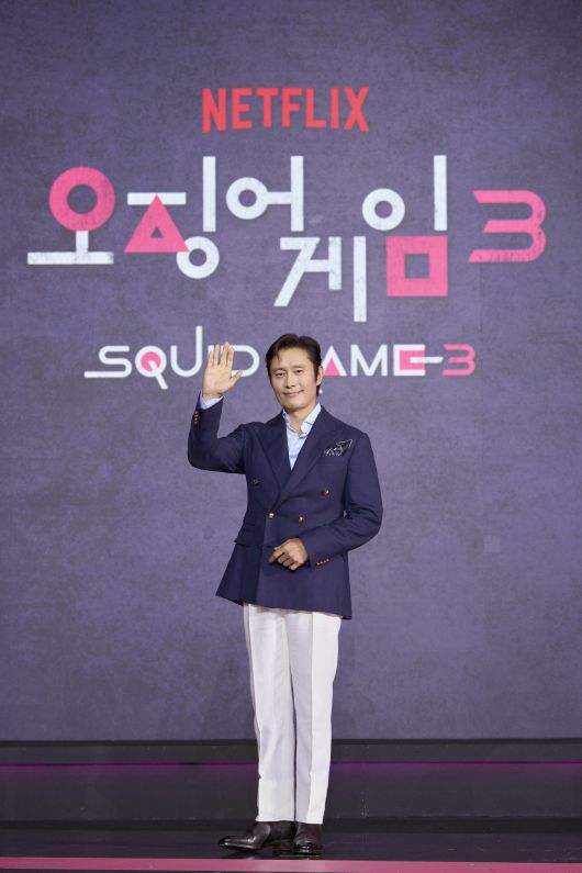오징어 게임 시즌3 제작발표회에서 배우 이병헌이 포즈를 취하고 있다. [넷플릭스 제공]