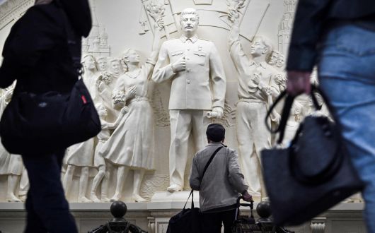 러시아 모스크바의 한 지하철 역에서 지난달 중순 스탈린 동상이 공개되자 이를 지나던 시민들이 관심을 보이고 있다. [AFP]