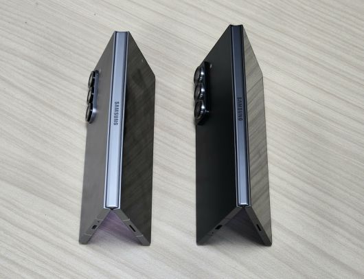 갤럭시 Z 폴드 스페셜 에디션(오른쪽)과 갤럭시 Z 폴드6 [권제인 기자/ eyre@]