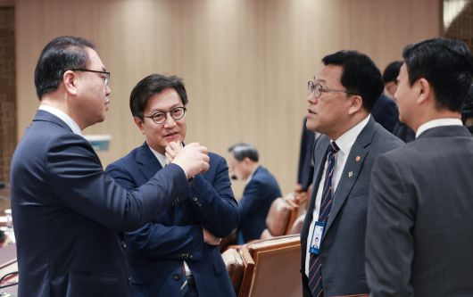 9일 서울 용산 대통령실 청사에서 이재명 대통령 주재로 열린 비상경제점검 2차 태스크포스(TF)회의 참석자들이 회의 시작 전 대화하고 있다.      왼쪽부터 유병서 기획재정부 예산실장, 김범석 기획재정부 장관 직무대행 1차관, 김병환 금융위원장, 안덕근 산업통상자원부 장관. 2025.6.9 [대통령실통신사진기자단] <연합뉴스>