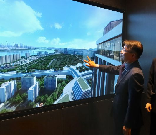 9일 오픈한 HDC현대산업개발의 ‘용산정비창 전면1구역’ 홍보관을  조태제 HDC현대산업개발 대표가 둘러보고 있다. 김희량 기자