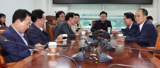 국민의힘 김성원, 이철규, 임이자, 성일종, 송석준, 정점식, 김석기, 추경호, 윤한홍, 이양수 등 3선 의원들이 9일 서울 여의도 국회 의원회관에서 회동하고 있다. [연합]